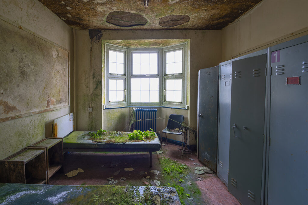 aldershot-garrison-clayton-barracks-hampshire-urbex_18 abandoned barracks mossy dorm room