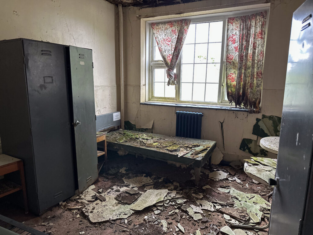aldershot-garrison-clayton-barracks-hampshire-urbex_1 derelict barracks room with rusty bed